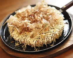 L'okonomiyaki est réalisé avec du dashi