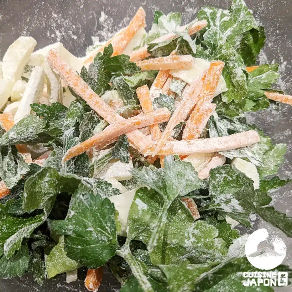 et déposez de la pâte à tempura. Enrobez la pâte à tempura autour des légumes.