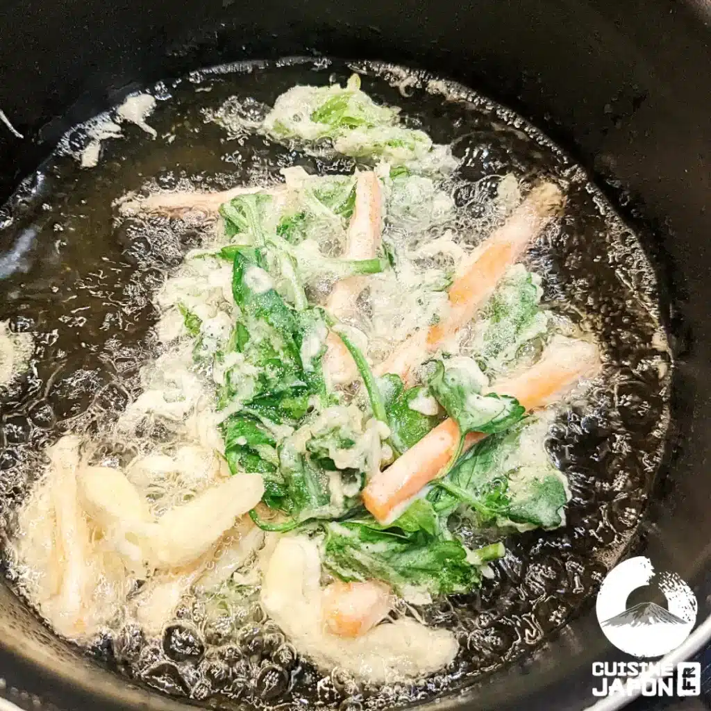 et déposez de la pâte à tempura. Enrobez la pâte à tempura autour des légumes.