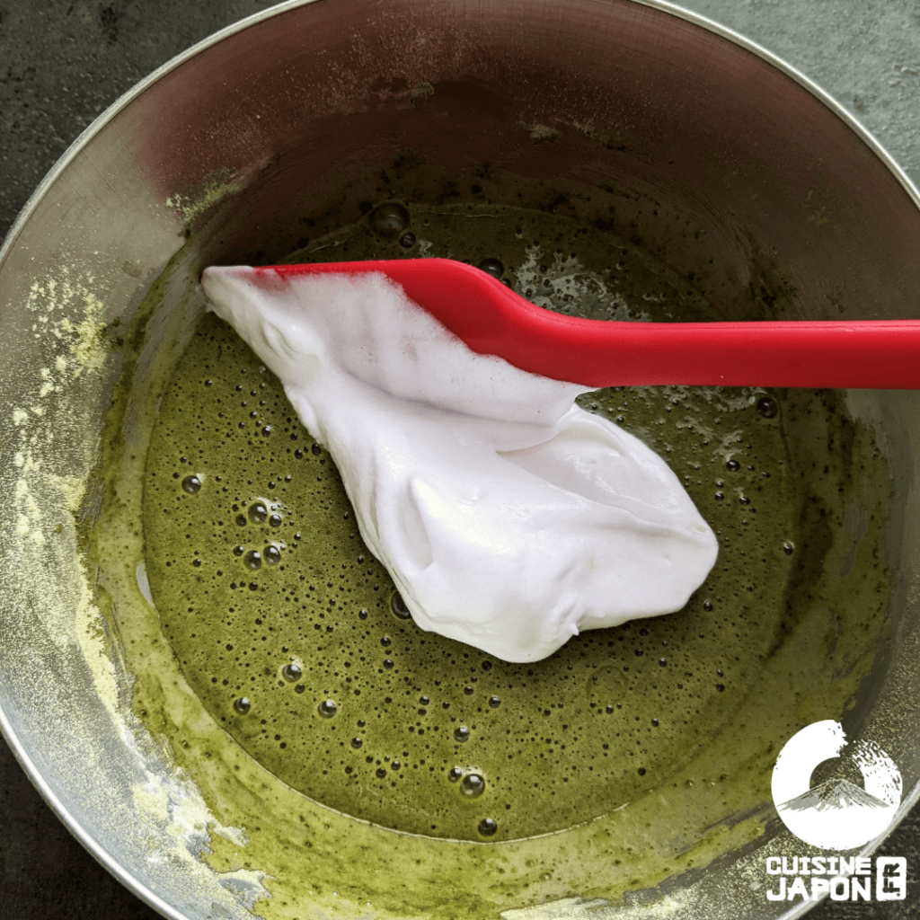 Recette japonaise Chiffon cake au matcha meringue spatule