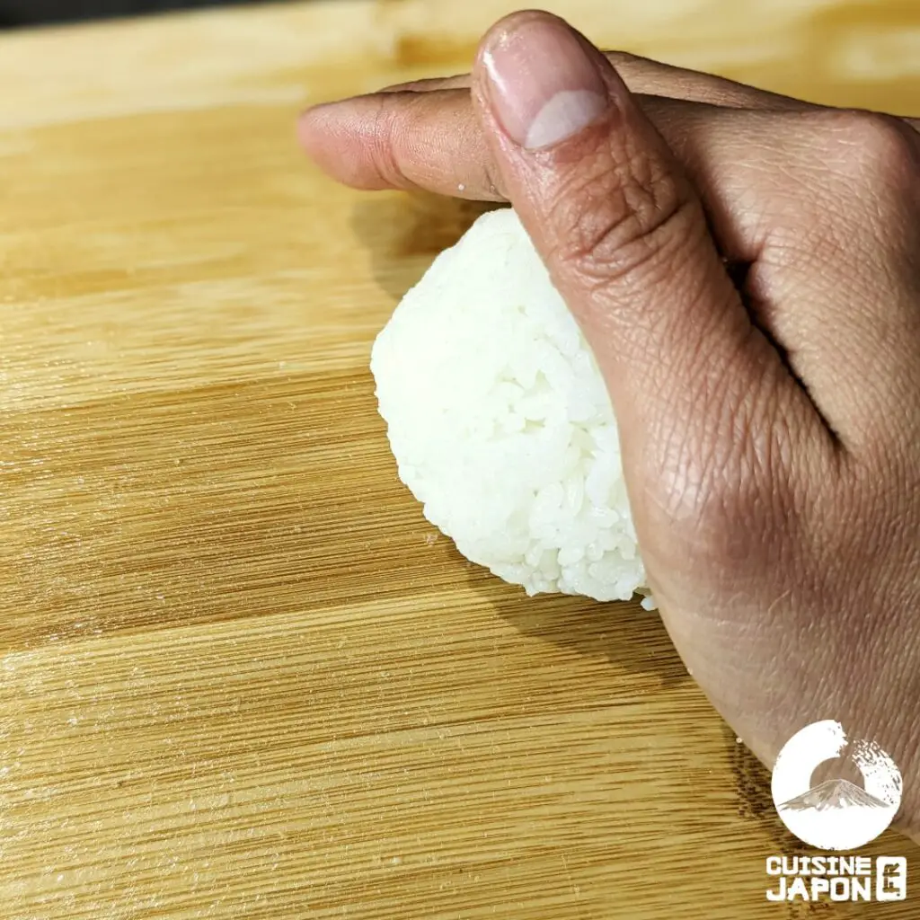 comment faire des onigiri etape 1 forme ronde
