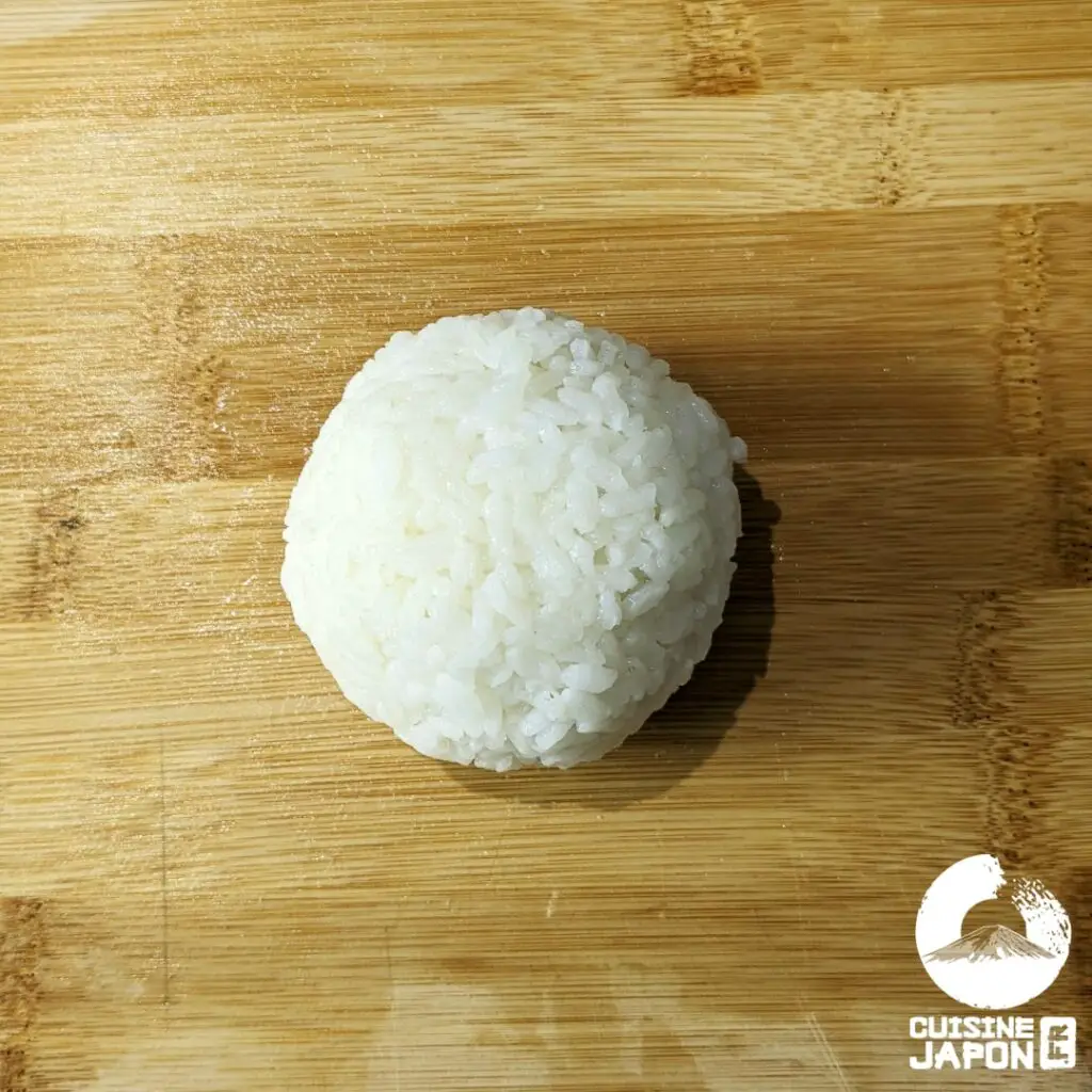 comment faire des onigiri etape 2 forme ronde