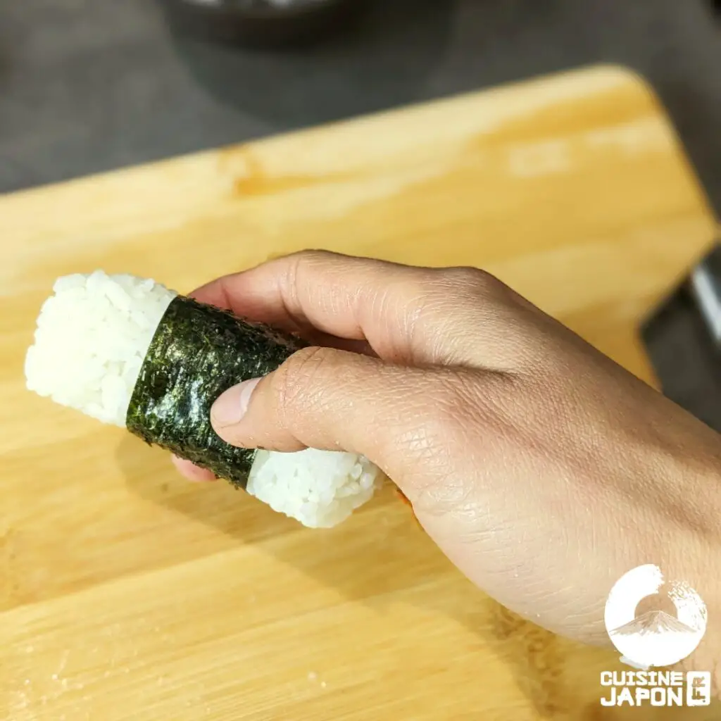 comment faire des onigiri etape 2 nori allongé