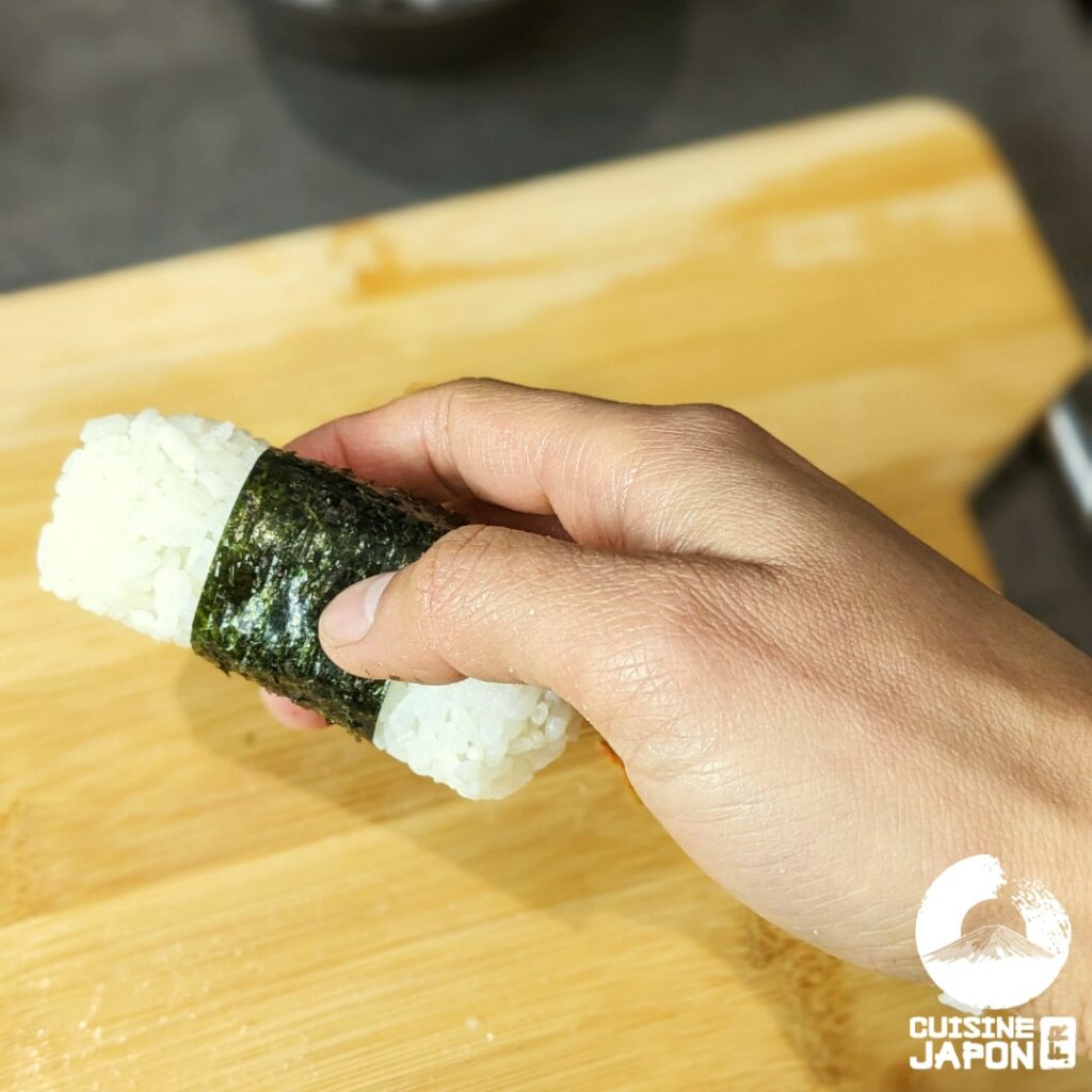 comment faire des onigiri etape 2 nori allongé