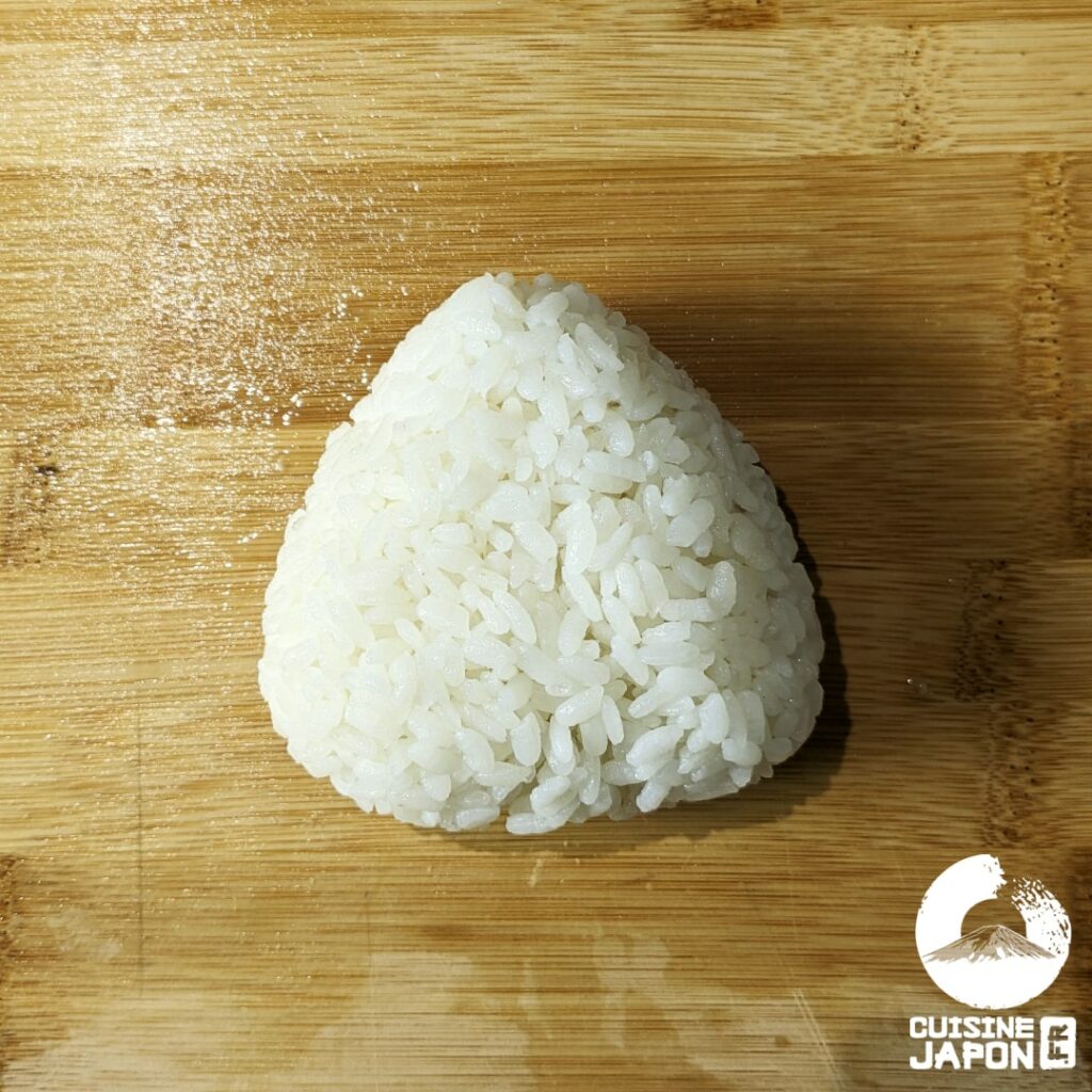 comment faire des onigiri etape 5 forme triangle