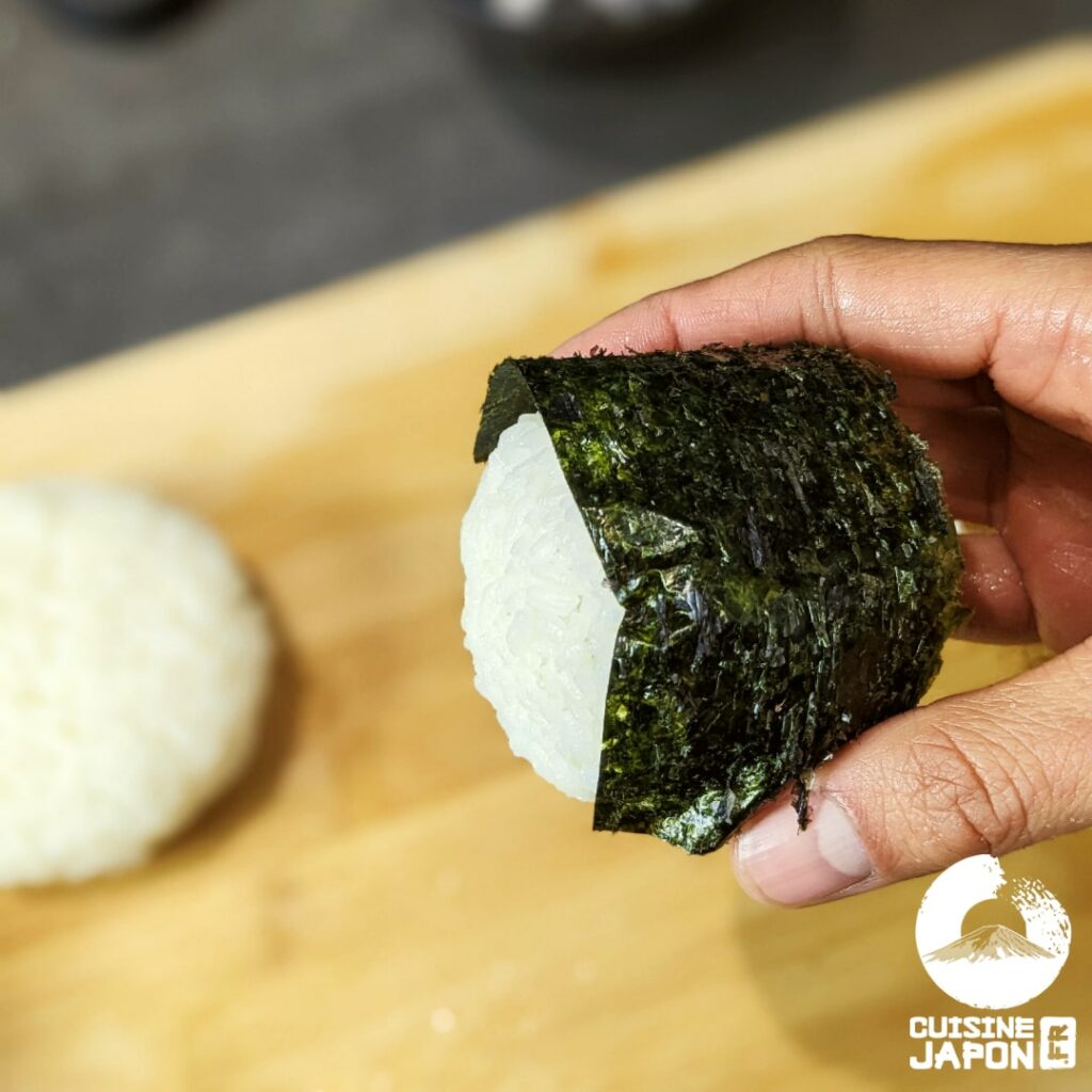 comment faire des onigiri etape nori ronde