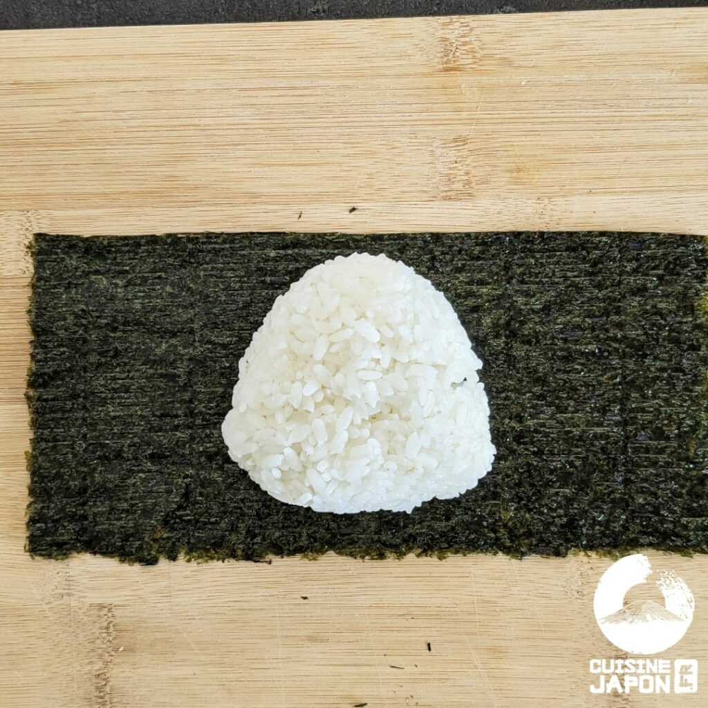 Placez au centre l'onigiri