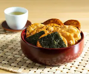 Le senbei japonais ou crackers de riz japonais