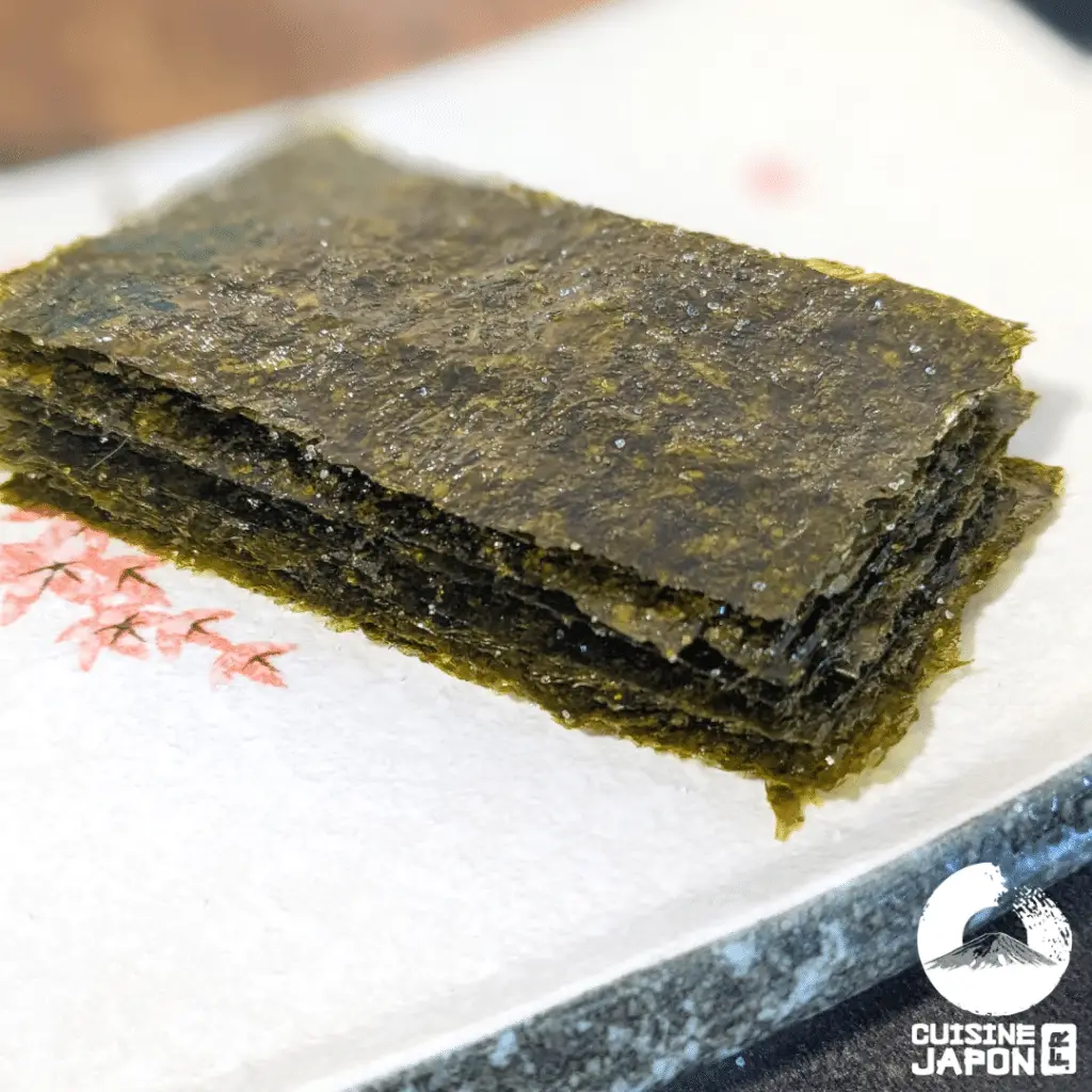 Recette japonaise Aji Nori, des feuilles d'algues de nori assaisonnées sel final