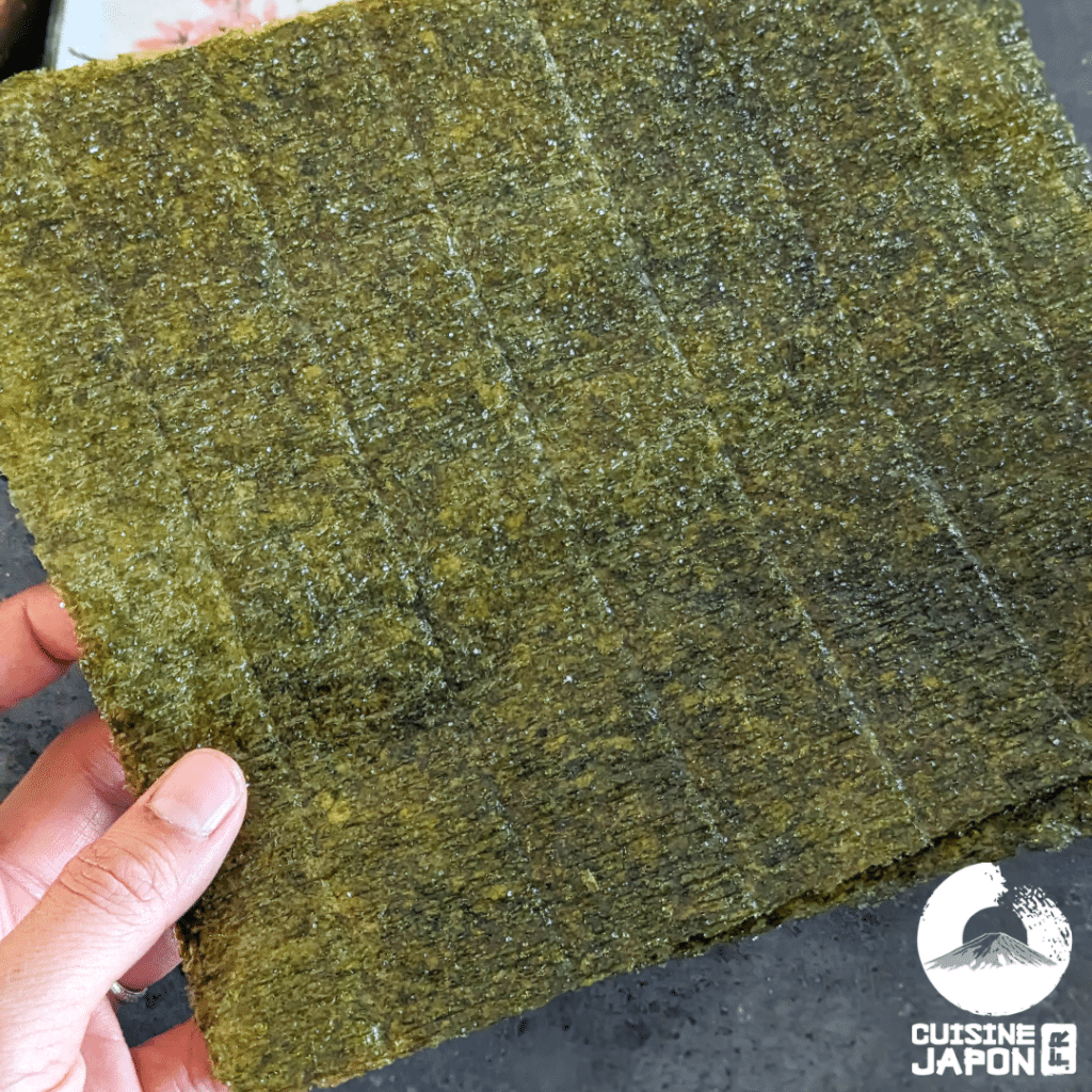 Recette japonaise Aji Nori, des feuilles d'algues de nori assaisonnées sel grille