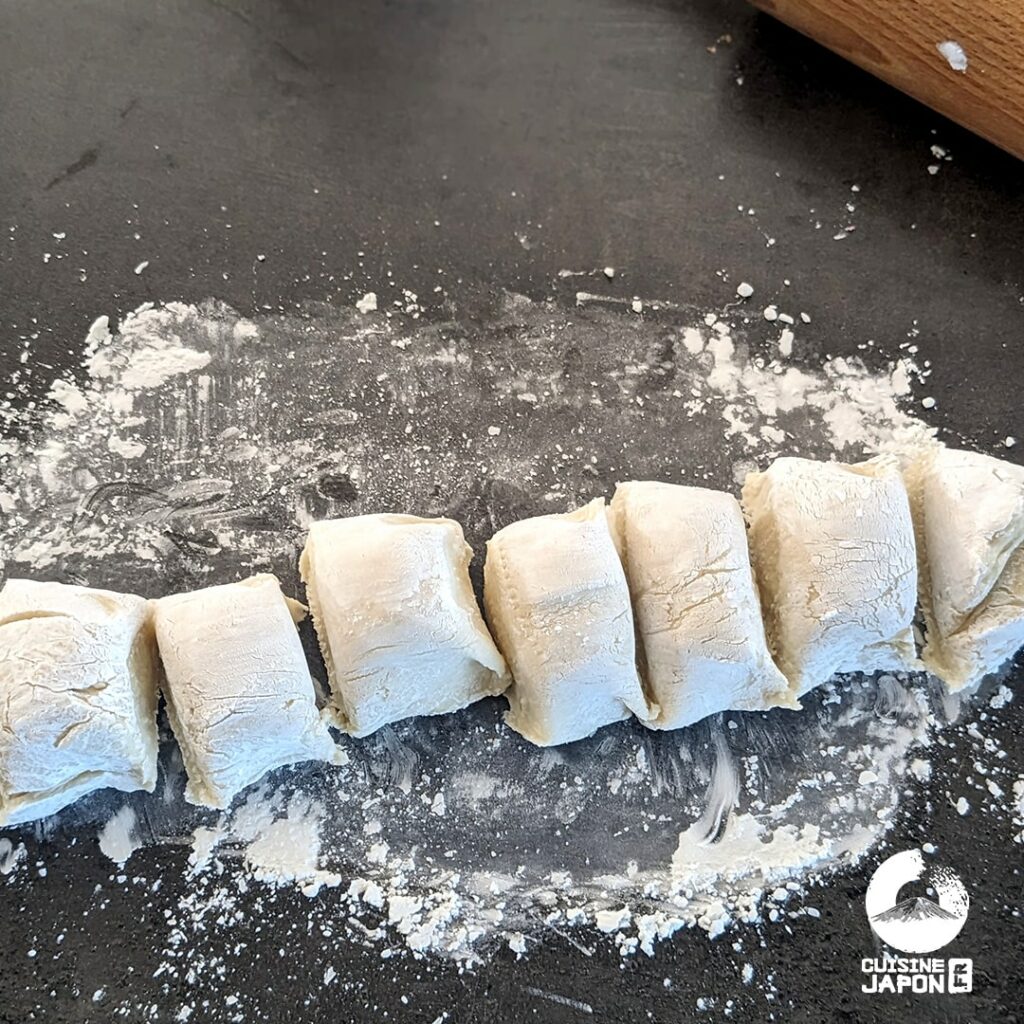 Dans une poêle huilée, faire sauter l'aubergine et les shiitakés sur feu moyen. Lorsque l'aubergine est tendre, ajouter l'assaisonnement et faire sauter 5 minutes à feu moyen, jusqu'à que le liquide soit évaporé.