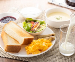 Exemple de petit déjeuner japonais avec du pain et du lait