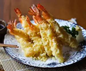 tempura, introduit au Japon par des missionnaires jésuites et encore aujourd'hui un des classiques de la cuisine japonaise