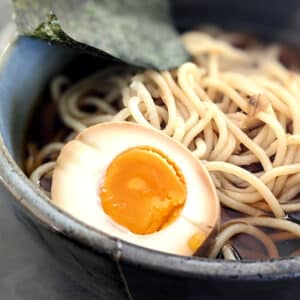 Recette japonaise des œufs marinés à la sauce soja pour les ramen, appelée Ajitsuke Tamago 味付け玉子