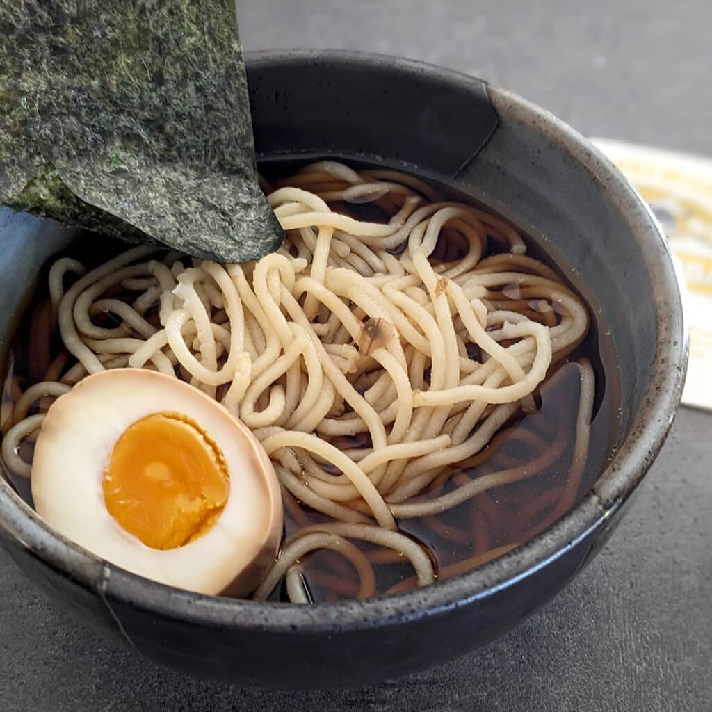 Recette japonaise des œufs marinés à la sauce soja pour les ramen, appelée Ajitsuke Tamago 味付け玉子