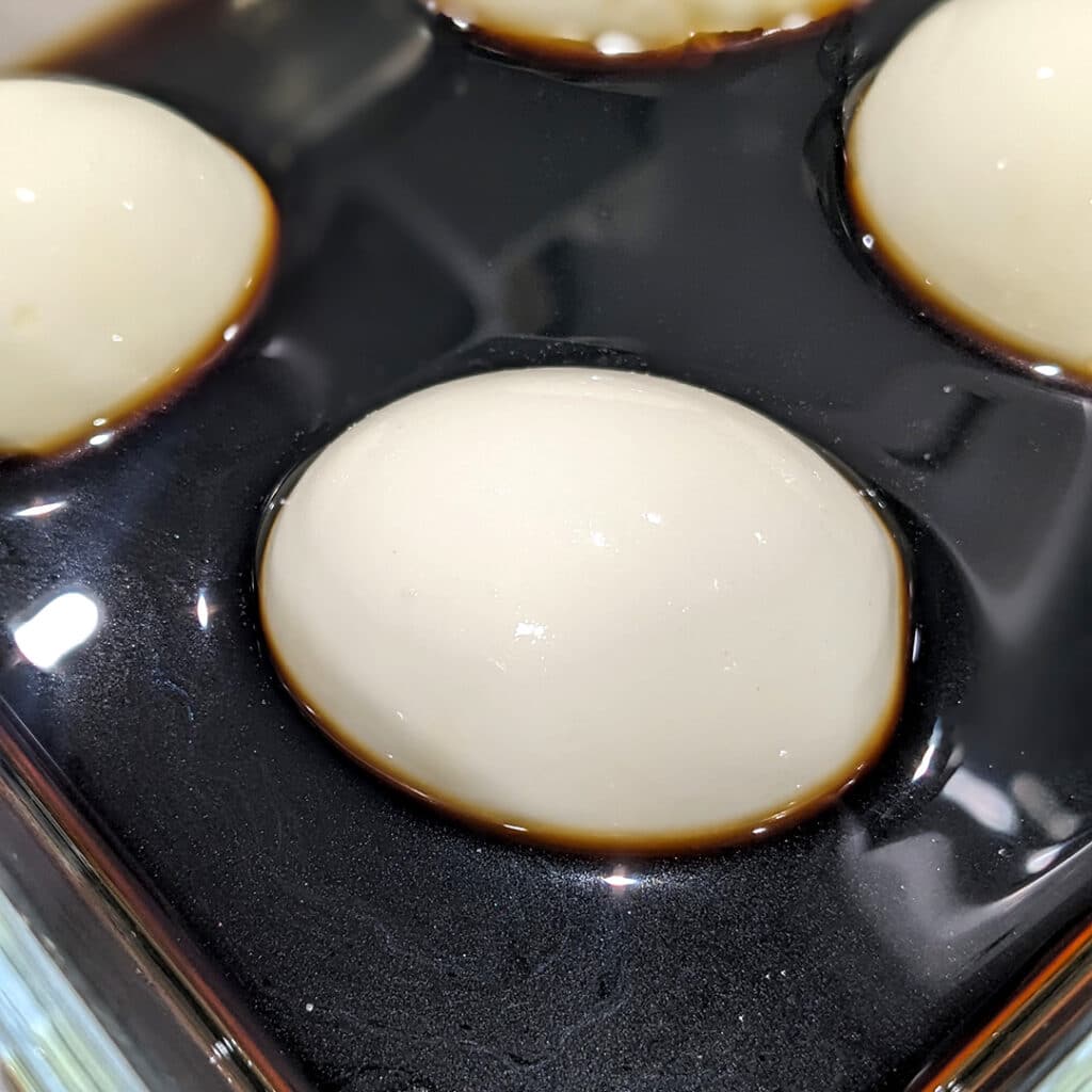 Recette japonaise des œufs marinés à la sauce soja pour les ramen, appelée Ajitsuke Tamago 味付け玉子